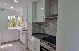 Refurbished 2 bedroom apartment, located in Rio de Mouro, Alto do Forte, close to all services.