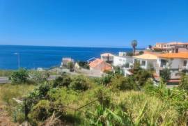 Land with 1270m2 and house overlooking the Praia Formosa Beach For Sale