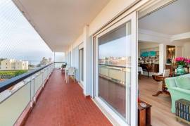 3 bedroom apartment with sea view in the center of Estoril