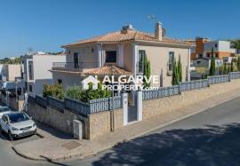 Fantastic 4 bedroom villa with pool near the beach in Albufeira, Algarve