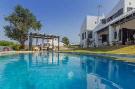 Villa for sale with pool and tourist license