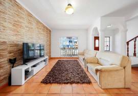 Family villa in very good condition, with 3 bedrooms, two bathrooms and an annex - Portimão
