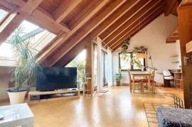 Großzügige und komplett möblierte 2,5-Zimmer-Wohnung mit Dachterrasse in Stuttgart-Plieningen
