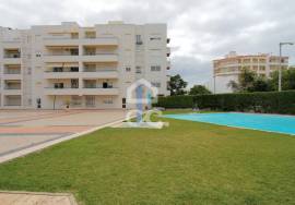 1 bedroom apartment on top floor in a condominium with swimming pool in Armação de Pêra