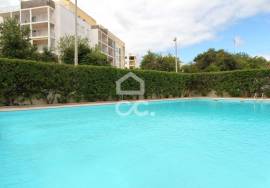 1 bedroom apartment on top floor in a condominium with swimming pool in Armação de Pêra