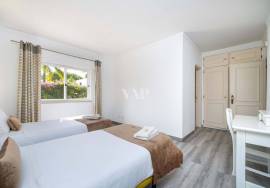 5 + 2 bedroom villa with golf views, in Vilamoura