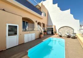 4 bedroom villa with private pool, sea front in Albufeira