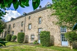 Former XVIIth century convent in the heart of a peaceful town