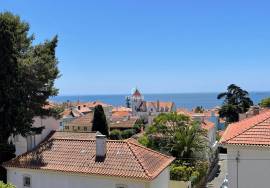 Renovated 4 bedroom duplex in Chalet in the historic center of Estoril, with sea view