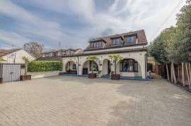 Luxury 4 Bed House For Sale In Wraysbury Royal Borough of Windsor