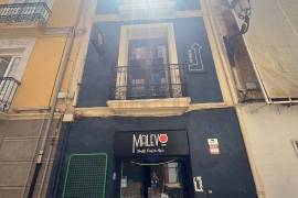 Magnificent location of a small building with business in the centre of Alicante.