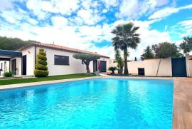 Superb Single Storey Villa With Main House And Independent Studio On A 701 M2 Plot With Pool.