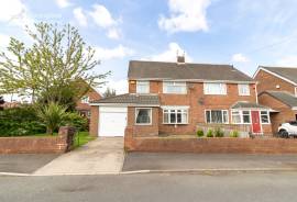 3 bedroom, Semi-detached house for sale