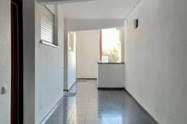 Modern & spacious apartment, fully furnished and renovated.