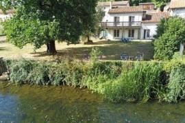 Beautiful village house on the edge of the Charente - Verteuil-sur-Charente