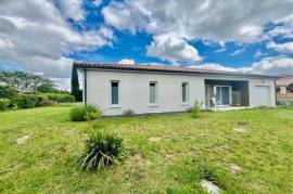 Villeneuve/Lot sector, come and discover this superb single-storey villa 5 minutes from the city center, with an area of approximately 145.94 sqm on a plot of approximately 1200 sqm. This house consists of a living/dining room of approximately 46....