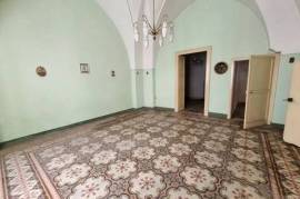 Intown house for sale in Oria, renovation needed