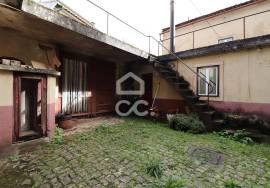 House with two floors, attic and outbuildings in the center of Avelar
