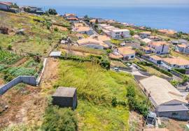 Land with 685 m2 with sea view