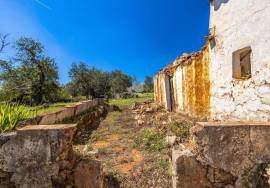 Semi-detached Ruin sitting in 4.360m² of land with a small sea view, just outside Moncarapacho