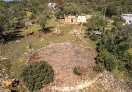 Semi-detached Ruin sitting in 4.360m² of land with a small sea view, just outside Moncarapacho