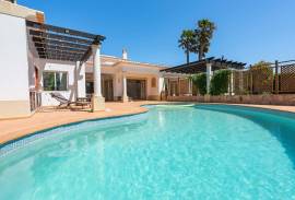 Villa with pool - Alma Verde