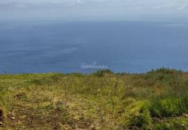 Land with 602 square meters located in Fajã da Ovelha with excellent sea views!