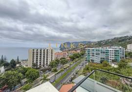 Fabulous luxury penthouse: breathtaking views and superb privacy in a privileged area of Funchal