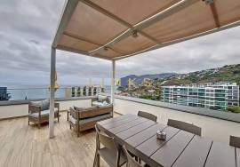 Fabulous luxury penthouse: breathtaking views and superb privacy in a privileged area of Funchal