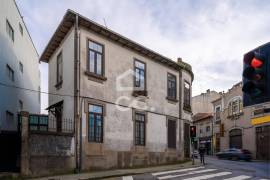 Building for Sale, located in Paranhos, Porto