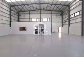 Warehouse for rent with 350m2 in Vilarinho das Cambas