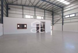 Warehouse for rent with 350m2 in Vilarinho das Cambas