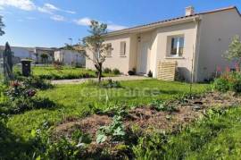 Dpt Charente Maritime (17), à vendre SEMUSSAC maison P3 de 64 m² - Terrain de 319,00 m² - Plain pied
