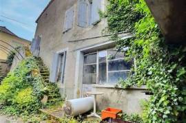 Village house with great potential in Pellegrue