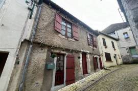 Cancon. In the historic heart of the village, come and discover this charming town house of 110m2 of living space on two levels, made up of 5 rooms. The house has a detached garden located a few meters away, ideal for cultivating a vegetable garde...
