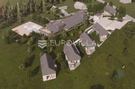 Plitvice, building land 31,000 m2 with an existing building