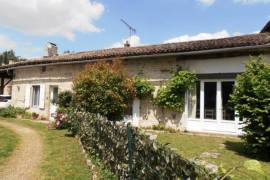 €234000 - Beautifully Renovated 3 Bedroomed Property