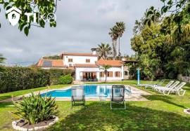 Detached and exclusive villa in Palmela. 325 m² with 7 bedrooms and 5 bathrooms and 1940m² of land!
