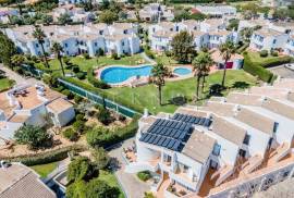 Algarve, Carvoeiro, spacious 1 bedroom apartment with pool and parking for sale in Quinta do Paraíso, Carvoeiro, close to the beach and local shops.