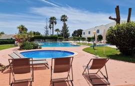 Algarve, Carvoeiro, spacious 1 bedroom apartment with pool and parking for sale in Quinta do Paraíso, Carvoeiro, close to the beach and local shops.