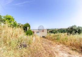 2 bedroom farm of 30,640 m2 w/ Well, Tank and View.