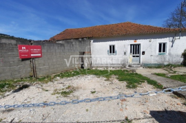 3 + 1 bedroom farmhouse with 3880 m2 of land located in Serro Ventoso, 9 kms from Porto de Mós