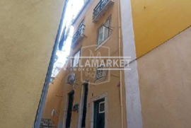 Bank building consisting of 3 floors plus attic located next to the São Jorge Castle in Lisbon