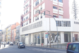 Banca store with 2467 m2 of gross area and 492 m2 of parking located in the center of Setúbal