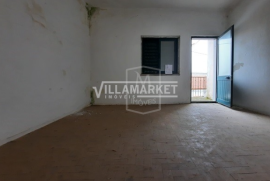 3 bedroom villa with 2 floors, garage and patio located near the center of Almeirim