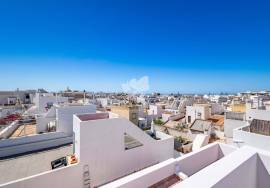 Exquisite 4 bedroom townhouse with roof terrace and sea views in Olhão.