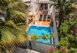 2 + 2 bedroom townhouse with private pool walking distance to the beach, Manta Rota.