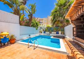 2 + 2 bedroom townhouse with private pool walking distance to the beach, Manta Rota.