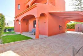 3+1 bedroom villa with pool in Vilamoura