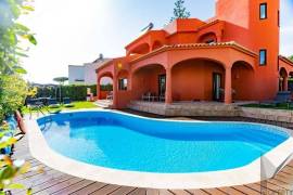 3+1 bedroom villa with pool in Vilamoura